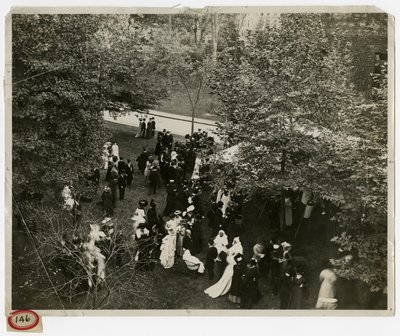 Fête sur la pelouse de Columbia - Vue générale - Jessie Tarbox Beals