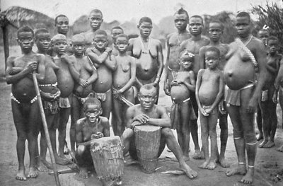 Groupe de Pygmées Bambute avec deux femmes Walese, 1902 - Unbekannt