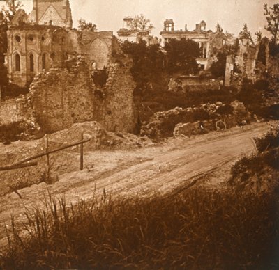 Église et château en ruines, France, vers 1914-1918 - Unbekannt