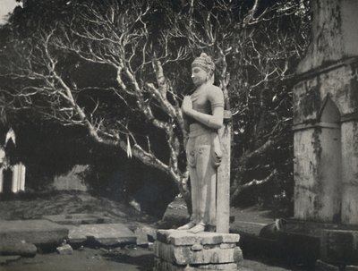 Statue de pierre près de la Ruwanwali-Dagoba, Anuradhapura, 1926 - Unbekannt