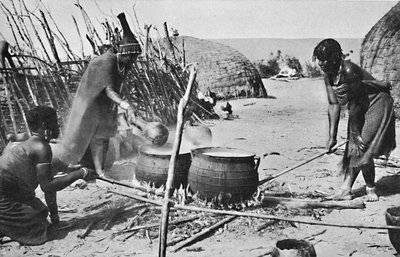 Femmes zouloues brassant de la bière utshwala, Natal, 1912 - Unbekannt