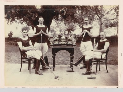 Équipe de polo avec trophées - Unknown photographer