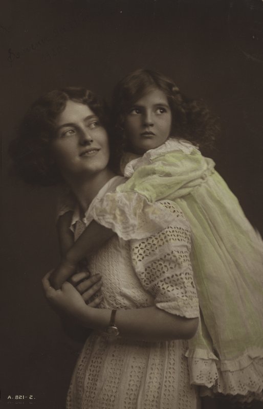 Mère et fille - English Photographer