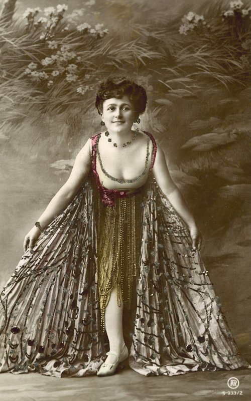 Actrice en robe extravagante, avec un décolleté frappant - French Photographer