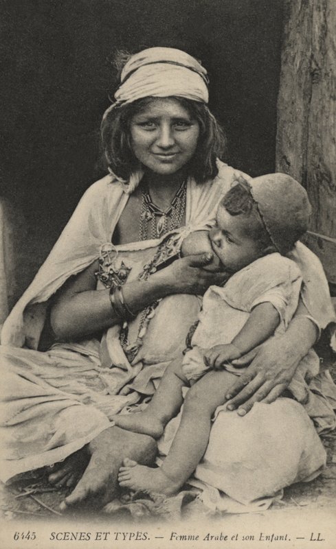 Femme arabe nourrissant son bébé - French Photographer