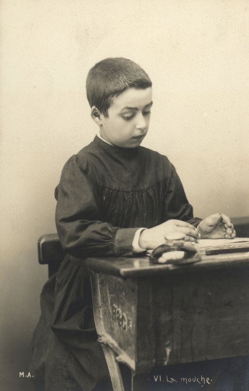 Enfant à un bureau - French Photographer