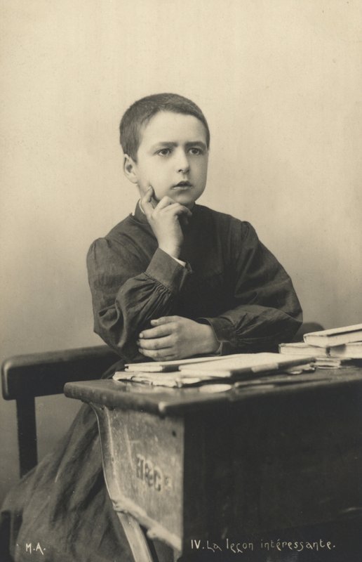 Enfant écoutant une leçon - French Photographer