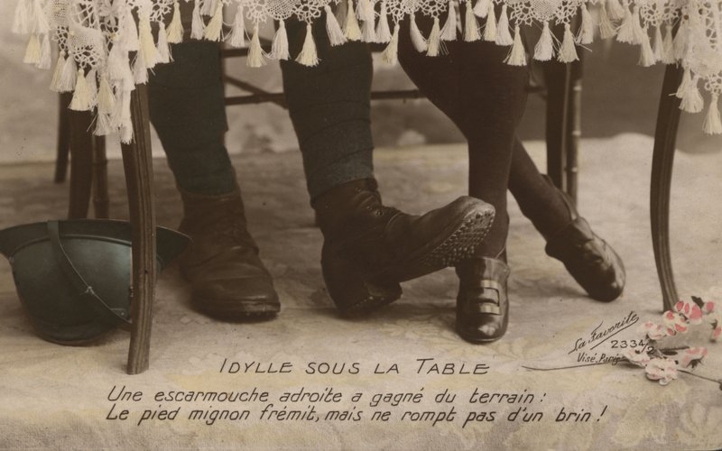 Couple se touchant les pieds - French Photographer