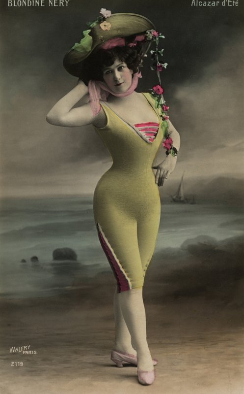 Fille avec un chapeau à larges bords - French Photographer