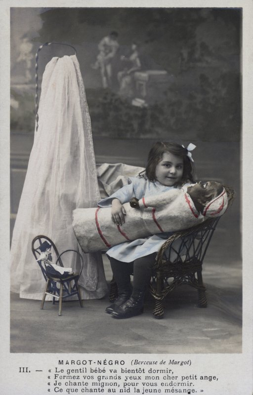 Petite fille avec une poupée - French Photographer