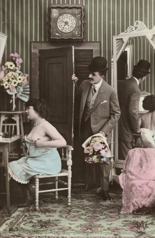 Homme apportant un bouquet à une femme qui s