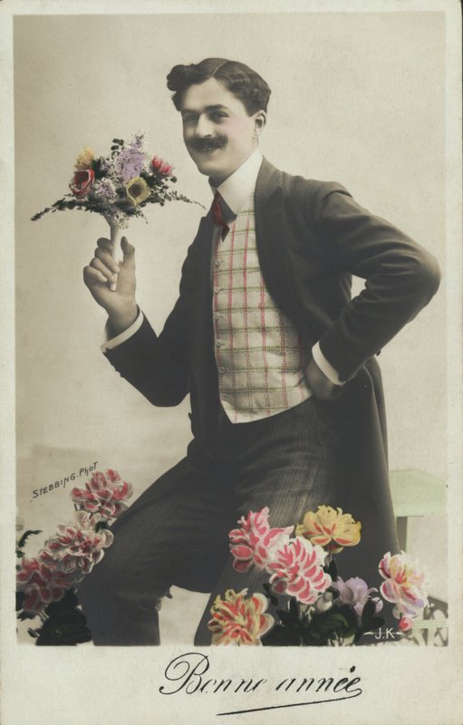 Homme tenant un bouquet - French Photographer