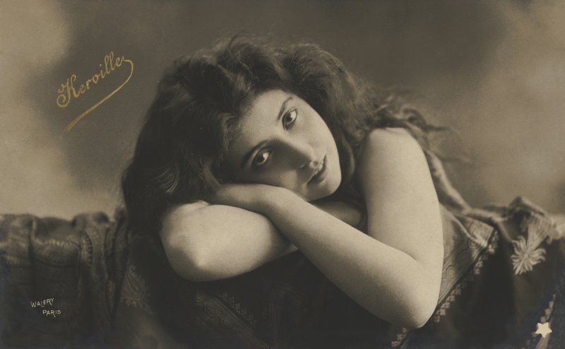 Fille allongée - French Photographer