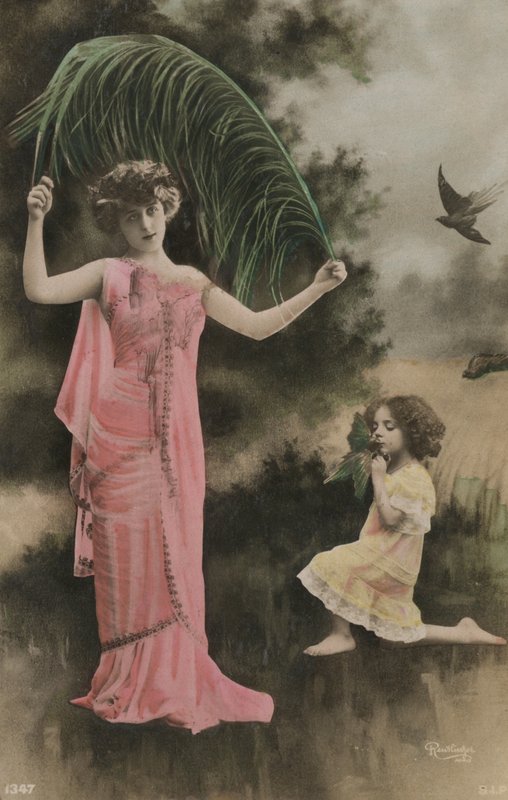 Femme et enfant avec un palmier - French Photographer