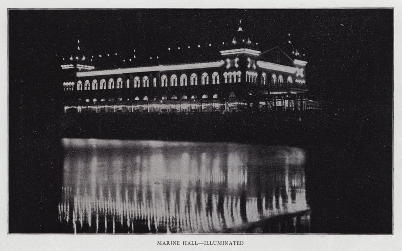 Marine Hall, illuminé - American Photographer (after)