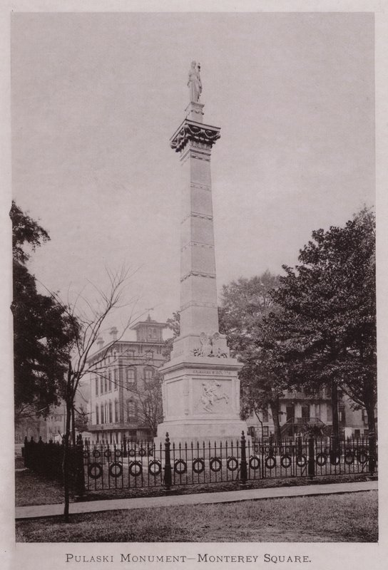 Monument Pulaski, place Monterey (photo n/b) - American Photographer (after)