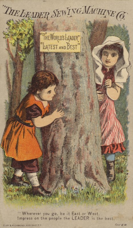 Enfants jouant à cache-cache près d
