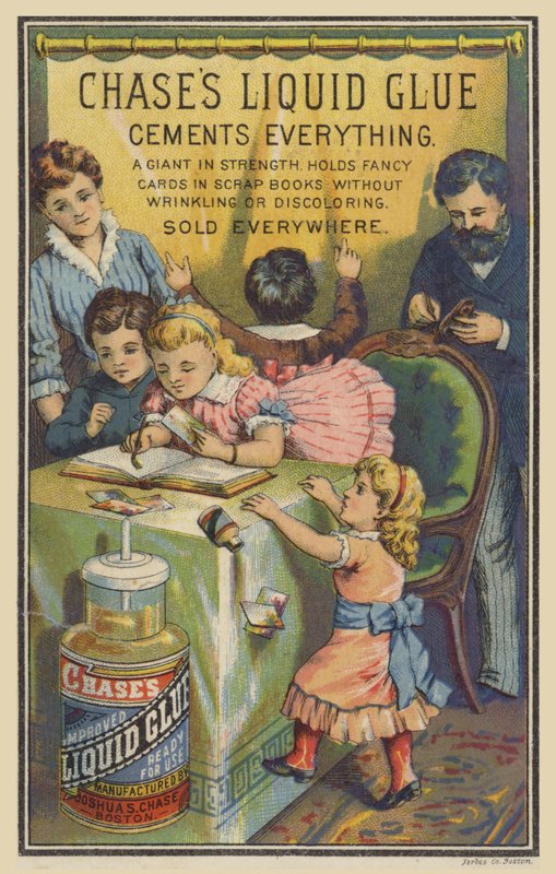 Enfants collant des cartes dans un album de coupures - American School
