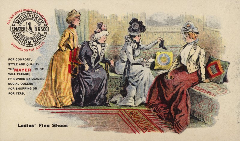 Dames assises sur un canapé admirant des bottes - American School