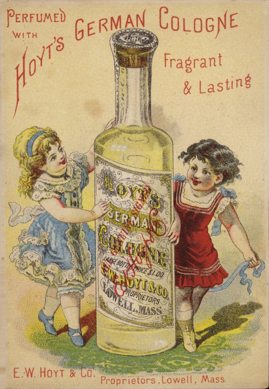 Deux filles debout avec un flacon de parfum - American School