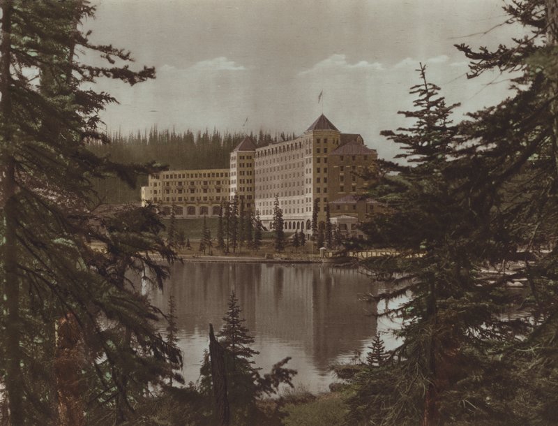 Château, Lac Louise (photo couleur) - Byron Hill Harmon