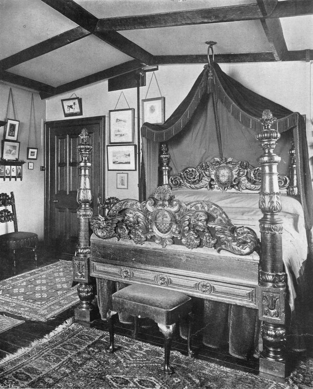 Lit Sculpté dans la Chambre Verte - Charles Latham