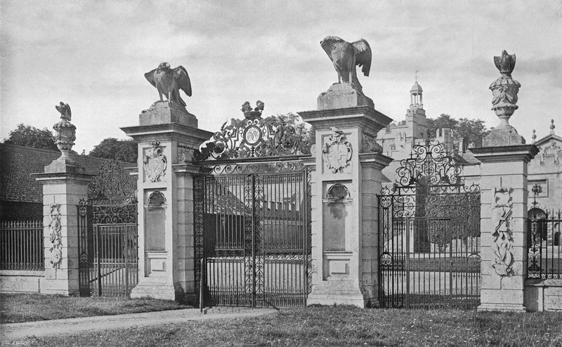 Drayton : Les portes de la cour d