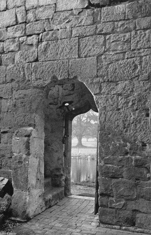 Marches vers les Remparts - Charles Latham