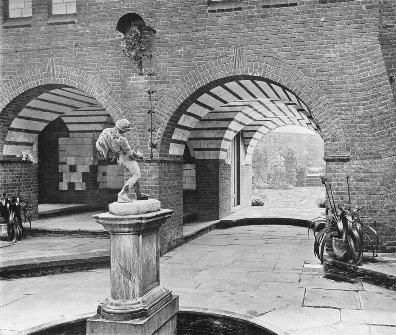 La Cour de la Fontaine - Charles Latham