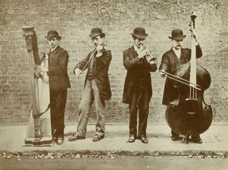 Un groupe de musiciens de rue - English Photographer