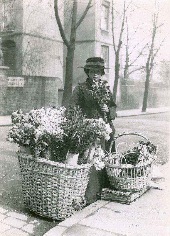 Une femme vendeuse de fleurs - English Photographer
