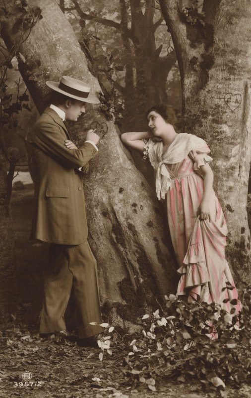 Couple gravant leurs initiales dans un arbre - English Photographer