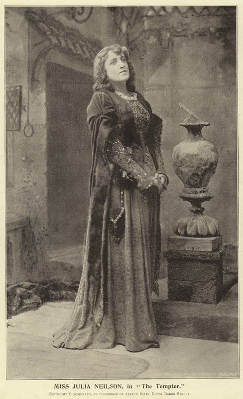Mlle Julia Neilson, dans The Tempter - English Photographer