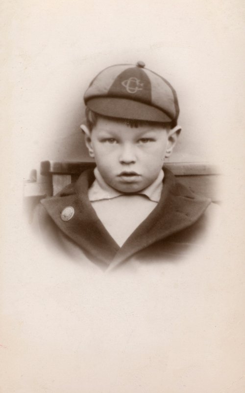 Écolier en uniforme - English Photographer