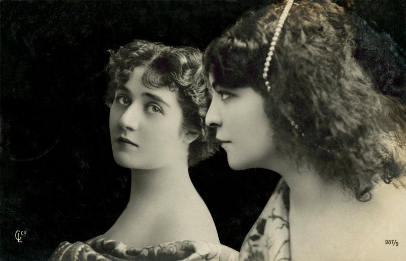 Deux femmes posent - English Photographer