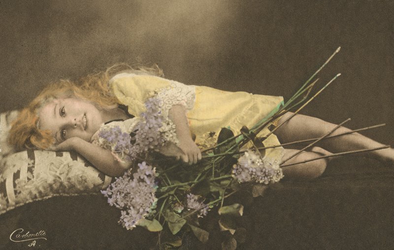 Jeune fille et fleurs - English Photographer