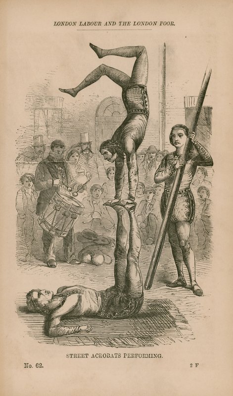 Acrobates de rue en représentation - English School