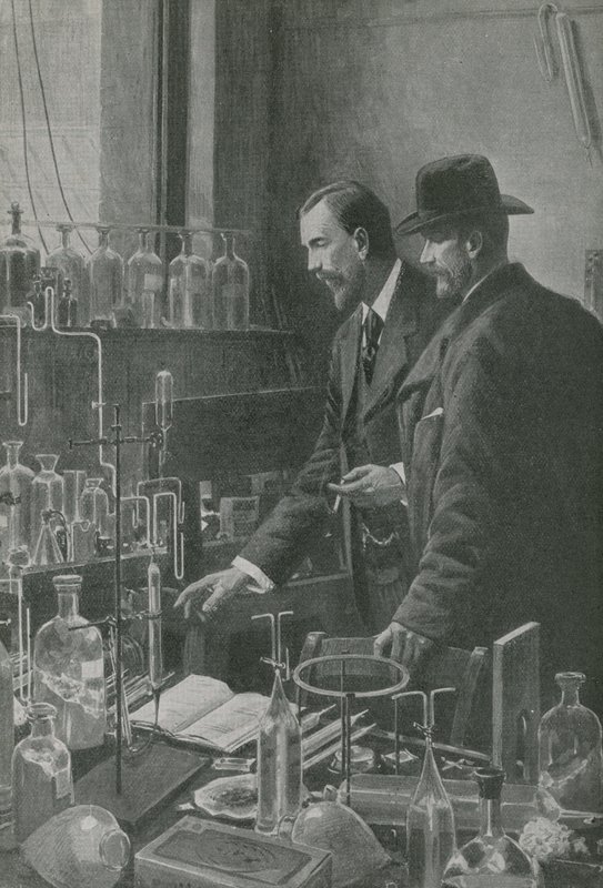Deux grands experts en science se concertent - English School