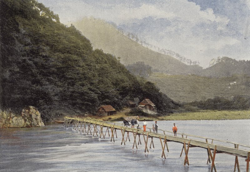 Passerelle sur la rivière d