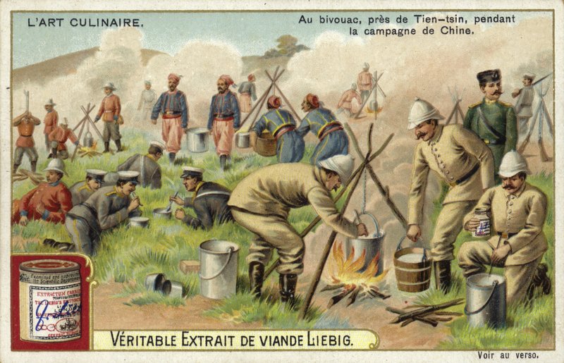 Soldats cuisinant à un bivouac près de Tientsin pendant la campagne en Chine - European School