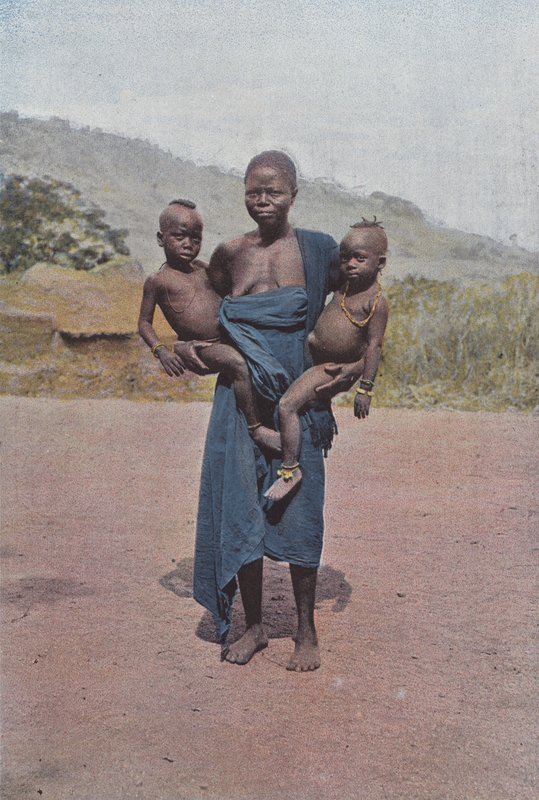 Dahoméenne portant ses deux jumeaux - European Photographer