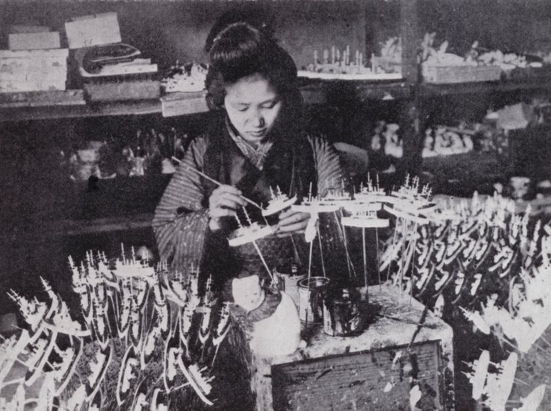 Fabrication de jouets japonais (photo n/b) - European Photographer
