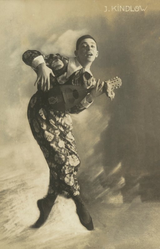 Pierrot jouant du luth (photo n/b) - European Photographer