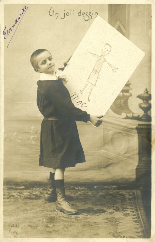 Garçon avec un dessin - French Photographer