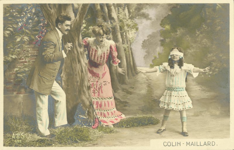 Famille jouant à colin-maillard - French Photographer