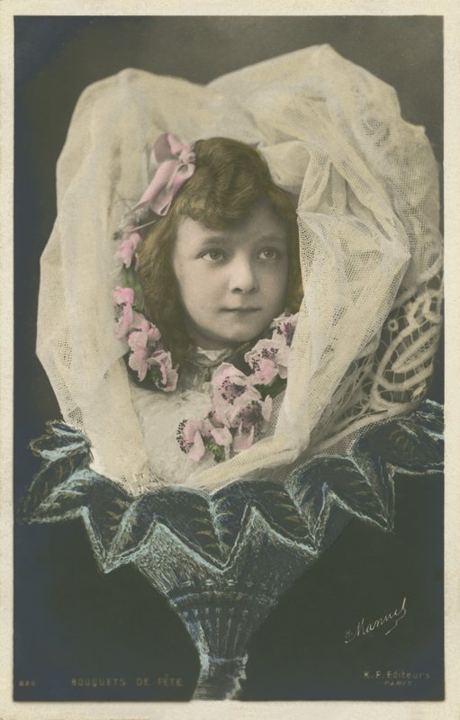 Fille dans une fleur - French Photographer