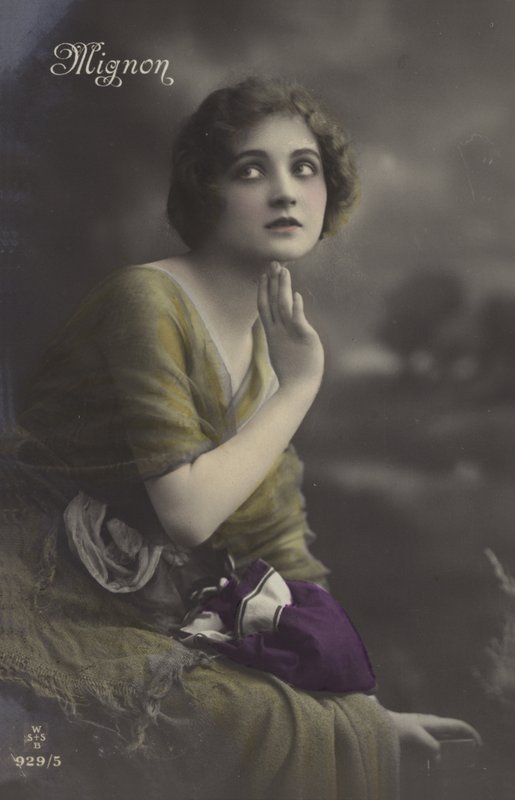 Fille en robe jaune - French Photographer