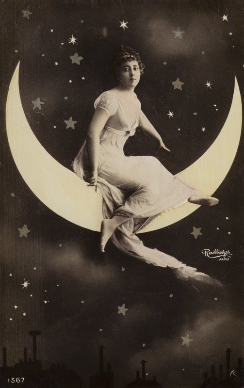 Fille sur la lune - French Photographer