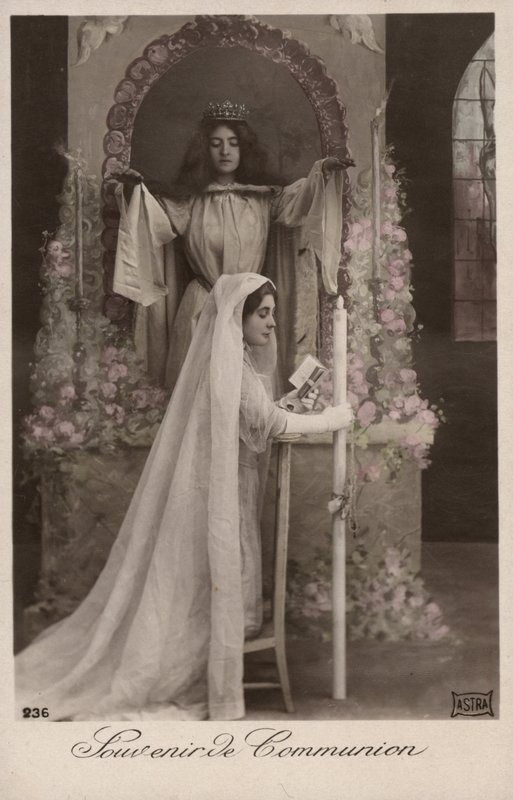 Fille prenant la communion - French Photographer