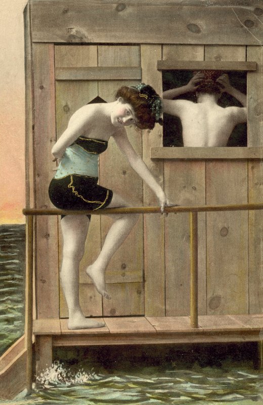 Filles se préparant à nager - French Photographer